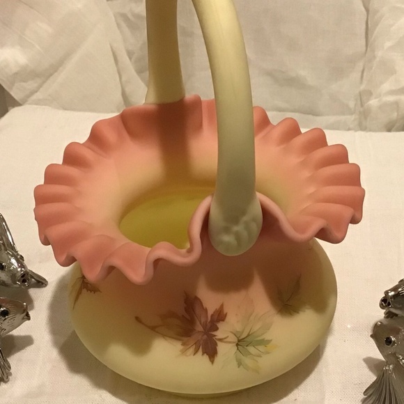 22 - Fenton Vintage RARE Burmese Vaseline Glass Basket - Picture 2 of 6